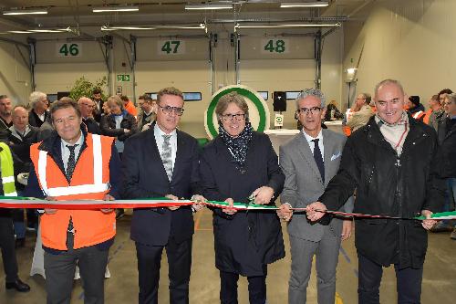 L'assessore Bini al tagli del nastro della nuova piattaforma logistica Aspiag a Udine Sud